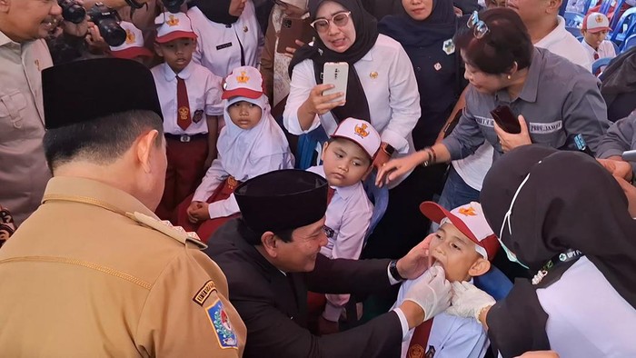 Pj Bupati Sarolangun Jambi saat berikan vaksinasi Polio ke anak sekolah dasar