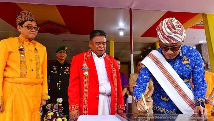 Pj Gubernur Sulsel Zudan Arif Fakrulloh (kanan) saat menghadiri HUT ke-16 Toraja Utara.
