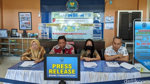 Plh Kepala BNN Provinsi NTB Muhammad Ridwan (batik merah) bersama Kabid Berantas BNNP NTB S Adi Pranoto (batik putih) saat konferensi pers di kantornya, Selasa (23/7/2024). (Foto: Ahmad Viqi/detikBali)