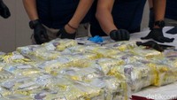 Dari Pengangkapan AMB, polisi menemukan barang bukti 41 bungkus teh cina berisi sabu dengan berat total 43,5 gram beserta bungkusnya dalam beberapa tas koper, ransel, dan tas jinjing dan 21 bungkus plastik klip masing-masing berisi 100 butir Ekstasi Logo Phillips warna biru dengan jumlah total 2.100 butir seberat 895,87 gram