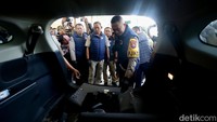 Sedangkan tersangka YDS polisi mendapati barang bukti berupa 43 bungkus teh China berisi Sabu dengan berat 45.306 kilogram yang tersimpan dalam dua unit mobil.