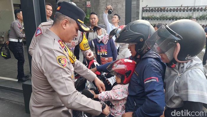 Polisi Beri Helm untuk pengendara yang melanggar