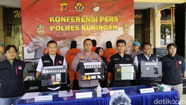 Polisi menunjukkan barang bukti narkoba di Kuningan