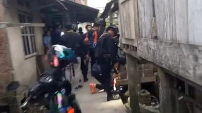 Polisi saat melakukan penggerebekan di kawasan 26 ilir Palembang