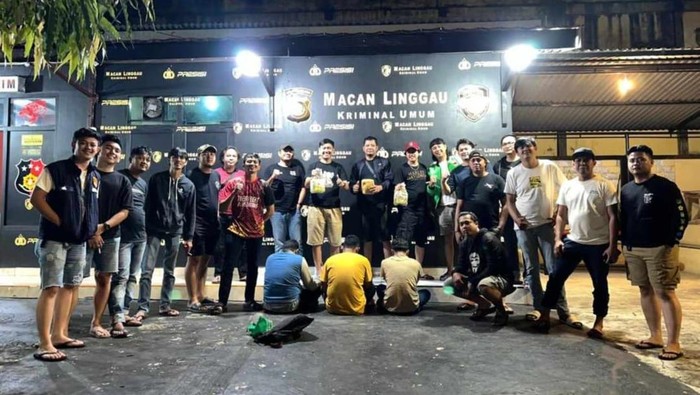 Polisi saat mengamankan 3 pengedar narkoba