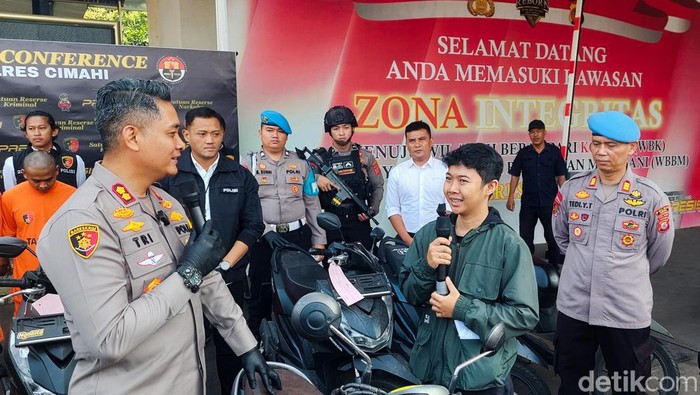 Polisi saat mengembalikan motor warga yang hilang
