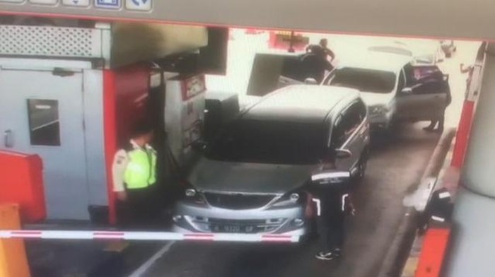 Polisi saat menggagalkan pengiriman sabu 30 kg di Tol Lampung