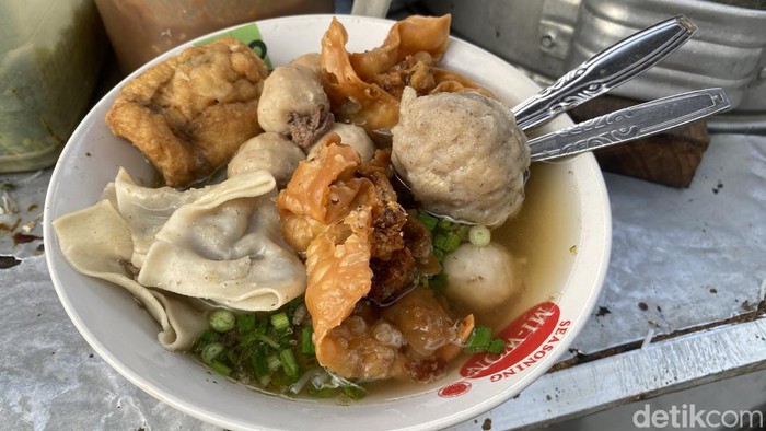 Porsi Bakso Suneo yang sedang viral di Surabaya.