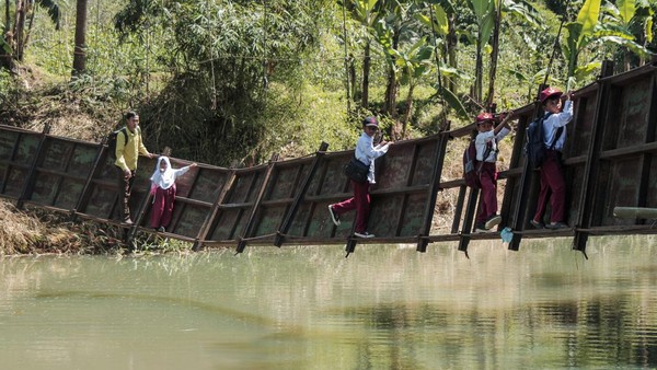 Potret Ngeri Anak Sekolah Gelantungan di Jembatan Nyaris Putus di Sukabumi