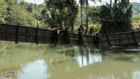 Intensitas hujan yang tinggi dan meningkatnya debit air sungai Cikaso mengakibatkan jembatan penghubung antarkecamatan Lengkong dan Jampang Tengah terputus sejak sebulan terakhir sehingga menyebabkan akses warga terganggu.