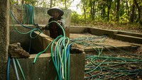 Sejumlah warga yang kesulitan air bersih memanfaatkan dua sumber air di Dusun Kalidadap, Selopamioro, Imogiri, Bantul, DIY.  