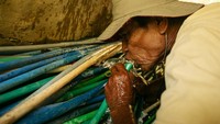 Seorang warga menyedot air menggunakan selang di Dusun Kalidadap, Selopamioro, Imogiri, Bantul, DIY, Senin (22/7/2024).