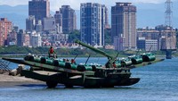 Latihan perang selama lima hari ini akan diadakan bersamaan dengan latihan pertahanan sipil di Wanan, di mana jalan-jalan di kota-kota besar dievakuasi selama setengah jam selama simulasi serangan rudal China, dan alarm peringatan uji coba akan berbunyi di ponsel. REUTERS/Ann Wang
