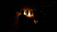 Dengan berjalan kaki atau naik sepeda, warga Gaza menyelamatkan diri.