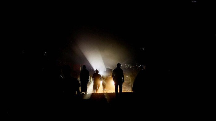 Palestinians, who fled the eastern part of Khan Younis, walk after they were ordered by Israeli army to evacuate their neighbourhoods, amid Israel-Hamas conflict, in Khan Younis, in the southern Gaza Strip, July 22, 2024. REUTERS/Mohammed Salem     TPX IMAGES OF THE DAY