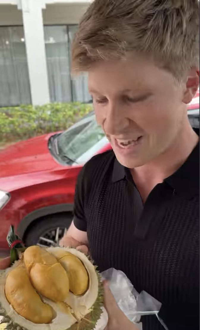 Presenter TV Ini Coba Makan Durian Pertama Kali, Begini Reaksinya!