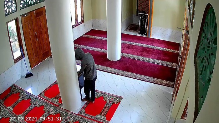 Pria di Mamuju terekam CCTV curi uang dari kotak amal masjid.