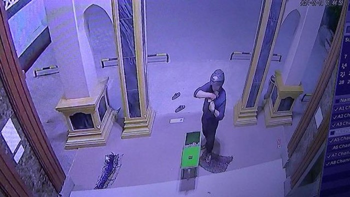 Pria maling kotak amal masjid di Maros terekam CCTV.