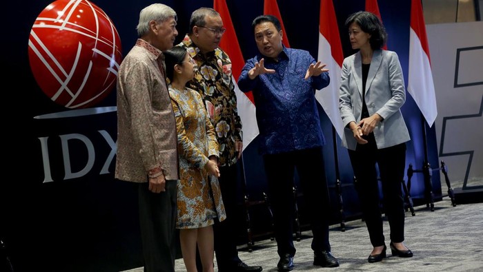 Program beasiswa Tamba Samba 2024 Ketua Yayasan Mochamad Thohir Garibaldi Thohir (kedua kanan) berbincang dengan Direktur Utama PT Bursa Efek Indonesia Iman Rachman (tengah), Pendiri William & Lily Foundation Edwin Soeryadjaya (kiri), Direktur Keuangan, Sumber Daya Manusia dan Umum PT Bursa Efek Indonesia Risa Effennita (kedua kiri), dan AUSCI Care Executive President Christina C.H Simorangkir (kanan) saat sosialisasi Program Beasiswa Tamba (Thohir Marshall MBA) & Samba (Soeryadjaya Marshall MBA) 2024 di Jakarta, Selasa (23/7/2024). Yayasan Mochamad Thohir dan William & Lily Foundation memberikan beasiswa program studi magister (S2) International Business Education and Research MBA di USC Marshall School of Business kepada WNI yang bertujuan mengembangkan generasi pemimpin bisnis yang akan membentuk masa depan Indonesia. ANTARA FOTO/Asprilla Dwi Adha/rwa.