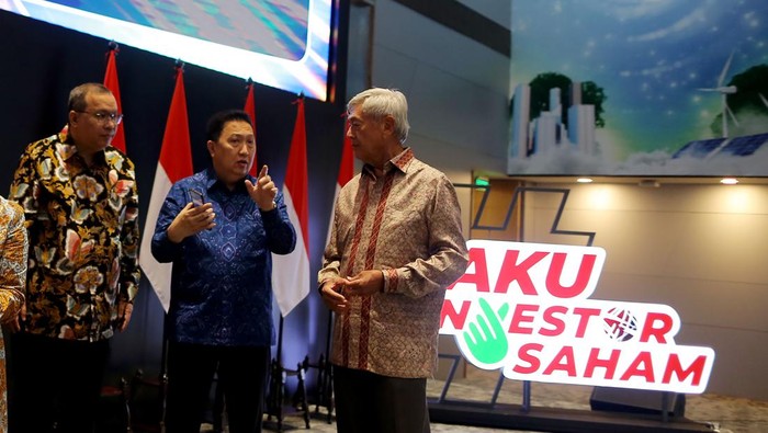 Ketua Yayasan Mochamad Thohir Garibaldi Thohir (kedua kanan) berbincang dengan Direktur Utama PT Bursa Efek Indonesia Iman Rachman (tengah), Pendiri William & Lily Foundation Edwin Soeryadjaya (kiri), Direktur Keuangan, Sumber Daya Manusia dan Umum PT Bursa Efek Indonesia Risa Effennita (kedua kiri), dan AUSCI Care Executive President Christina C.H Simorangkir (kanan) saat sosialisasi Program Beasiswa Tamba (Thohir Marshall MBA) & Samba (Soeryadjaya Marshall MBA) 2024 di Jakarta, Selasa (23/7/2024). Yayasan Mochamad Thohir dan William & Lily Foundation memberikan beasiswa program studi magister (S2) International Business Education and Research MBA di USC Marshall School of Business kepada WNI yang bertujuan mengembangkan generasi pemimpin bisnis yang akan membentuk masa depan Indonesia. ANTARA FOTO/Asprilla Dwi Adha/rwa.