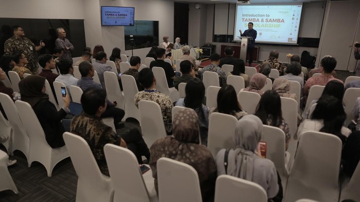 Program beasiswa Tamba Samba 2024 Ketua Yayasan Mochamad Thohir Garibaldi Thohir (kedua kanan) berbincang dengan Direktur Utama PT Bursa Efek Indonesia Iman Rachman (tengah), Pendiri William & Lily Foundation Edwin Soeryadjaya (kiri), Direktur Keuangan, Sumber Daya Manusia dan Umum PT Bursa Efek Indonesia Risa Effennita (kedua kiri), dan AUSCI Care Executive President Christina C.H Simorangkir (kanan) saat sosialisasi Program Beasiswa Tamba (Thohir Marshall MBA) & Samba (Soeryadjaya Marshall MBA) 2024 di Jakarta, Selasa (23/7/2024). Yayasan Mochamad Thohir dan William & Lily Foundation memberikan beasiswa program studi magister (S2) International Business Education and Research MBA di USC Marshall School of Business kepada WNI yang bertujuan mengembangkan generasi pemimpin bisnis yang akan membentuk masa depan Indonesia. ANTARA FOTO/Asprilla Dwi Adha/rwa.