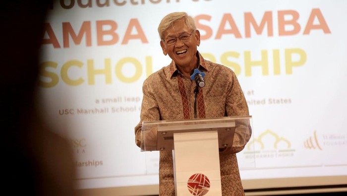 Program beasiswa Tamba Samba 2024 Ketua Yayasan Mochamad Thohir Garibaldi Thohir (kedua kanan) berbincang dengan Direktur Utama PT Bursa Efek Indonesia Iman Rachman (tengah), Pendiri William & Lily Foundation Edwin Soeryadjaya (kiri), Direktur Keuangan, Sumber Daya Manusia dan Umum PT Bursa Efek Indonesia Risa Effennita (kedua kiri), dan AUSCI Care Executive President Christina C.H Simorangkir (kanan) saat sosialisasi Program Beasiswa Tamba (Thohir Marshall MBA) & Samba (Soeryadjaya Marshall MBA) 2024 di Jakarta, Selasa (23/7/2024). Yayasan Mochamad Thohir dan William & Lily Foundation memberikan beasiswa program studi magister (S2) International Business Education and Research MBA di USC Marshall School of Business kepada WNI yang bertujuan mengembangkan generasi pemimpin bisnis yang akan membentuk masa depan Indonesia. ANTARA FOTO/Asprilla Dwi Adha/rwa.
