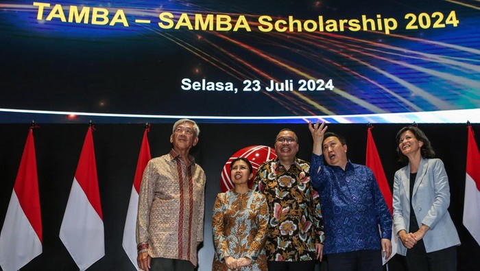 Ketua Yayasan Mochamad Thohir Garibaldi Thohir (kedua kanan) berbincang dengan Direktur Utama PT Bursa Efek Indonesia Iman Rachman (tengah), Pendiri William & Lily Foundation Edwin Soeryadjaya (kiri), Direktur Keuangan, Sumber Daya Manusia dan Umum PT Bursa Efek Indonesia Risa Effennita (kedua kiri), dan AUSCI Care Executive President Christina C.H Simorangkir (kanan) saat sosialisasi Program Beasiswa Tamba (Thohir Marshall MBA) & Samba (Soeryadjaya Marshall MBA) 2024 di Jakarta, Selasa (23/7/2024). Yayasan Mochamad Thohir dan William & Lily Foundation memberikan beasiswa program studi magister (S2) International Business Education and Research MBA di USC Marshall School of Business kepada WNI yang bertujuan mengembangkan generasi pemimpin bisnis yang akan membentuk masa depan Indonesia. ANTARA FOTO/Asprilla Dwi Adha/rwa.