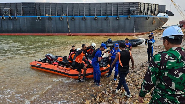 Proses evakuasi pekerja yang jatuh ke laut saat mengecat kapal tongkang di kelurahan Kabil, Nongsa, Batam. (Dok Basarnas)