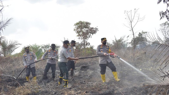 Proses pemadaman jalur darat dipimpin Wakapolres Kompol Manapar Situmeang dan Kabagops Kompol Zuhri Siregar. (Dok. Polres Inhu)