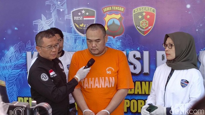 Rahmat Sumantri, pelaku penyebaran video porno anak yang dibekuk Direktorat Reserse Kriminal Khusus Polda Jateng saat jumpa pers, Selasa (23/7/2024).