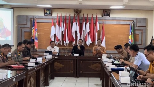 Rapat gabungan sejumlah instansi di Kantor Satpol PP Bali guna membahas pembentukan satgas layang-layang, Selasa (23/7/2024). (Ida Bagus Putu Mahendra/detikBali)