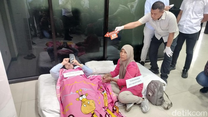 Evi memperagakan pembunuhan Sunik, ibu rumah tangga di Malang