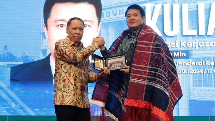 Rektor UMSU Agussani menyerahkan cendera mata ke Konsul RRT Zhang Min. (Dok. Istimewa)