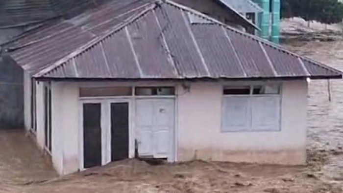 Rumah di Kecamatan Dungaliyo, Kabupaten Gorontalo, terendam banjir akibat tanggung jebol.