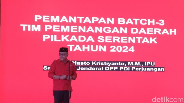 Sekjen PDIP Hasto Kristiyanto dalam acara Pemantapan Batch 3 Tim Pemenangan Daerah Pilkada Serentak Tahun 2024 di Hotel Seruni, Bogor, Jawa Barat (Dwi R/detikcom)