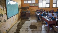 Siswa mengikuti kegiatan belajar mengajar di ruang kelas SD Negeri Pasirkadu 1, Pandeglang, Banten, Selasa (23/7/2024).  