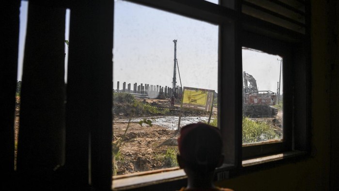Foto udara proyek Jalan Tol Serang-Panimbang yang bersebelahan dengan SD Negeri Pasirkadu 1, di Pandeglang, Banten, Selasa (23/7/2024). Sekolah tersebut mengalami kerusakan karena terdampak pembangunan Tol Serang-Panimbang seksi III ruas Cileles-Panimbang, dan hingga kini belum ada bangunan penggantinya. ANTARA FOTO/Galih Pradipta/tom.