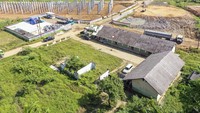 Foto udara proyek Jalan Tol Serang-Panimbang yang bersebelahan dengan SD Negeri Pasirkadu 1, di Pandeglang, Banten, Selasa (23/7/2024).   