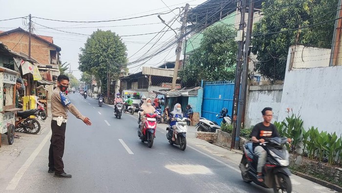 Seorang pemotor wanita berinisial L (45) tewas usai tewas tertabrak mobil di Jalan Prepedan Dalam, Kalideres, Jakarta Barat. (dok. ist)
