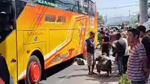 Seorang wanita lansia tewas setelah diduga terlindas bus pariwisata di Mataram, Selasa (23/7/2024).