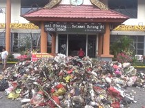 Momen Warga Buang Tumpukan Sampah di Kantor Bupati-DPRD Sintang Kalbar