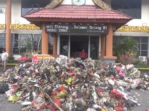 Aksi Protes Warga Buang Sampah 4 Truk di Kantor Bupati-DPRD Sintang