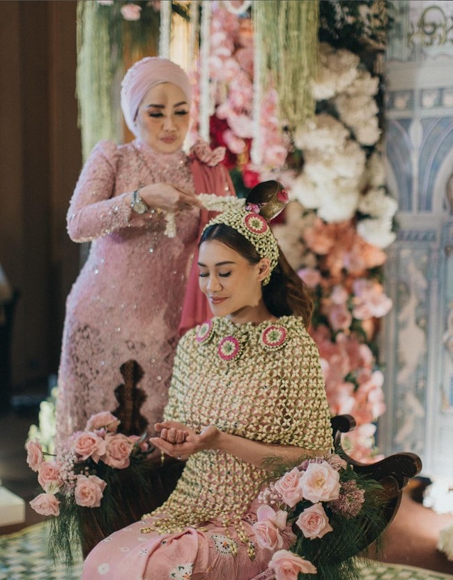 Usai siraman, Aaliyah melaksanakan prosesi tumpengan atau dulangan pungkasan. Dalam adat Jawa, dulangan pungkasan merupakan ritual atau prosesi suapan terakhir oleh ayah/ibu kepada calon pengantin. Foto: Instagram/@aaliyah.massaid @leoafandi_