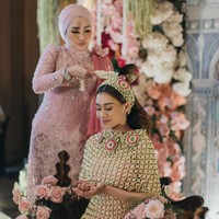 Usai siraman, Aaliyah melaksanakan prosesi tumpengan atau dulangan pungkasan. Dalam adat Jawa, dulangan pungkasan merupakan ritual atau prosesi suapan terakhir oleh ayah/ibu kepada calon pengantin. Foto: Instagram/@aaliyah.massaid @leoafandi_
