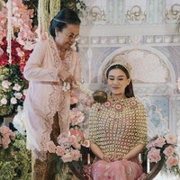 Senyuman selalu menghiasi wajah Aaliyah selama prosesi siraman. putri mendiang Adjie Massaid dan Reza Artamevia ini tampak memakai jubah ronce melati dipadu batik jumputan warna pink. Foto: Instagram/@aaliyah.massaid @leoafandi_