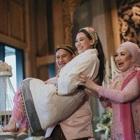 Mudjie Massaid, adik dari Adjie Massaid, menggantikan sang ayah untuk menggendong keponakannya itu. Momen manis itu sontak memunculkan rasa haru namun bahagia. Foto: Instagram/@aaliyah.massaid @leoafandi_