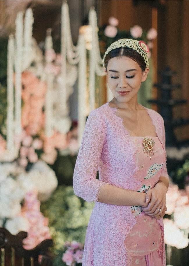 Mendekati hari pernikahan, Aaliyah Massaid dan Thariq Halilintar melangsungkan pengajian dan siraman bersamaan. Prosesi tersebut digelar di Hotel Tentrem Jakarta, Tangerang Selatan, Jawa Barat. Foto: Instagram/@aaliyah.massaid @leoafandi_