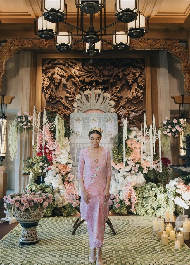 Busana sebelum siraman, Aaliyah mengenakan kebaya lace rancangan Anggi Asmara. Kebaya dengan model sederhana itu dipadukan kemben warna senada. Foto: Instagram/@aaliyah.massaid @leoafandi_