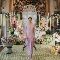 Busana sebelum siraman, Aaliyah mengenakan kebaya lace rancangan Anggi Asmara. Kebaya dengan model sederhana itu dipadukan kemben warna senada. Foto: Instagram/@aaliyah.massaid @leoafandi_