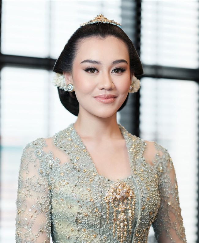 Wanita 22 tahun ini menata rambutnya dengan sanggul Jawa tradisional, dihiasi headpiece dan melati di bagian belakang. Riasan bernuansa nude kembali jadi pilihan Aaliyah untuk tampil cantik di hari istimewa. Foto: Instagram/@aaliyah.massaid @leoafandi_